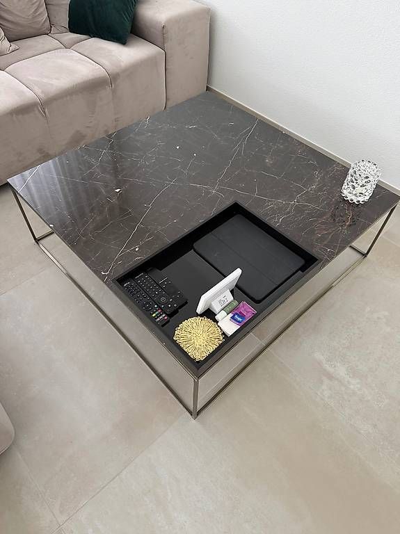 Tables: Couchtisch Marmor und Altmessing Optik – D'occasion à Wohlen AG par van_l9kx