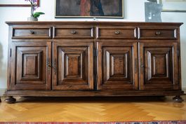 Englisches Tudor-Vintage Sideboard