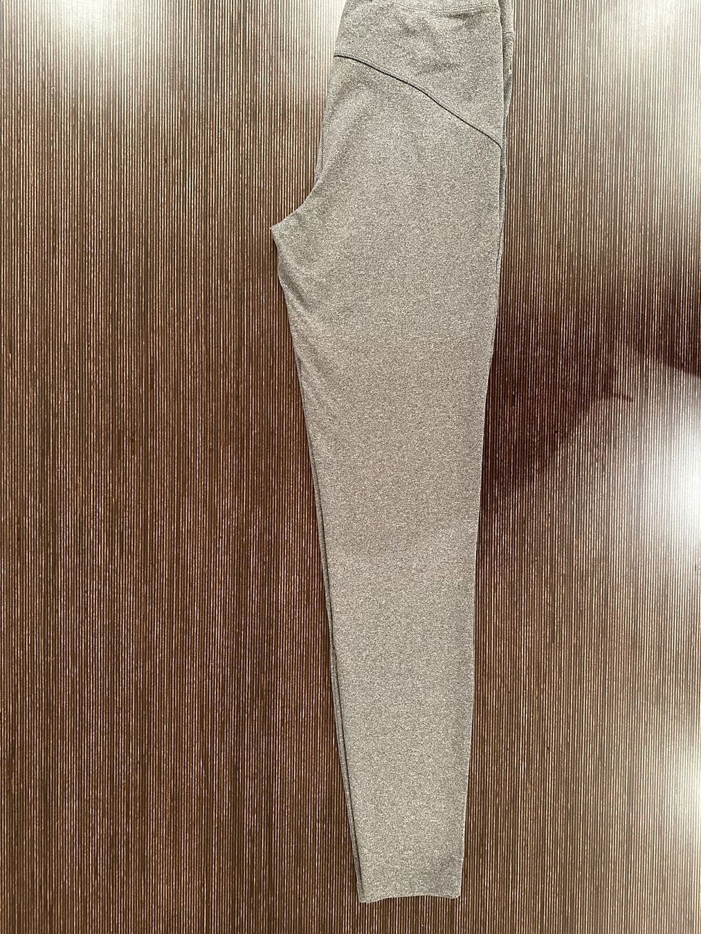 Leggings: Graue Yogahose von Maddison – Gebraucht aus Thalwil von ViviFu 2
