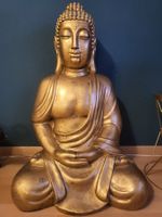 Wunderschöne gold gefärbte Buddha Statue
