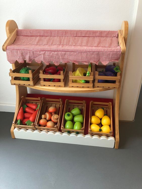 7915 Action Set: Marktstand Gemüse – Mit Verkäuferin, Schirm, Tisch, Waage & 14 Kisten – Spur H0 – Zur