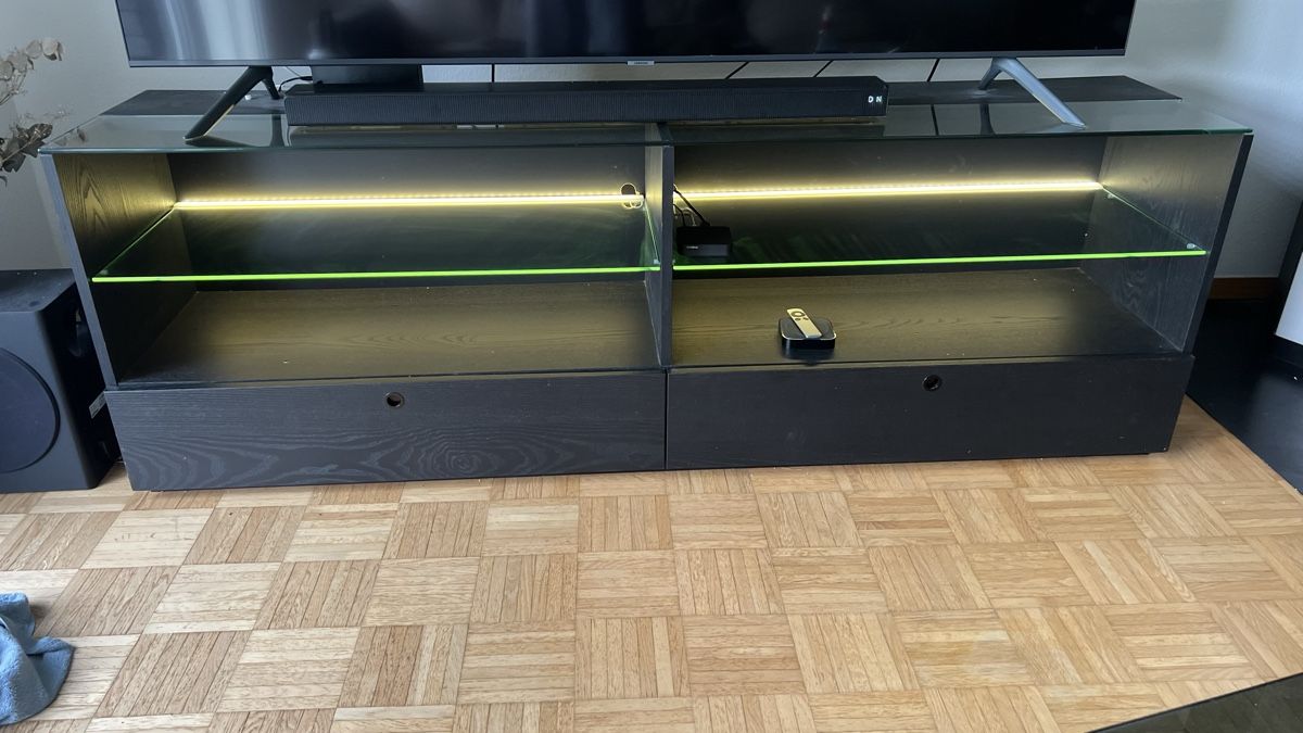 Ikea Mobili TV: Fernsehmöbel von Ikea mit Beleuchtung – Usato da Oetwil am See venduto da NaJa20 1