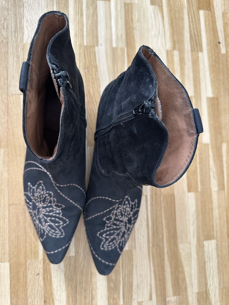 Scarpe da donna: San Marina bottines cuir Suède brodées – Usato da Chêne-Bourg venduto da Sophro 1