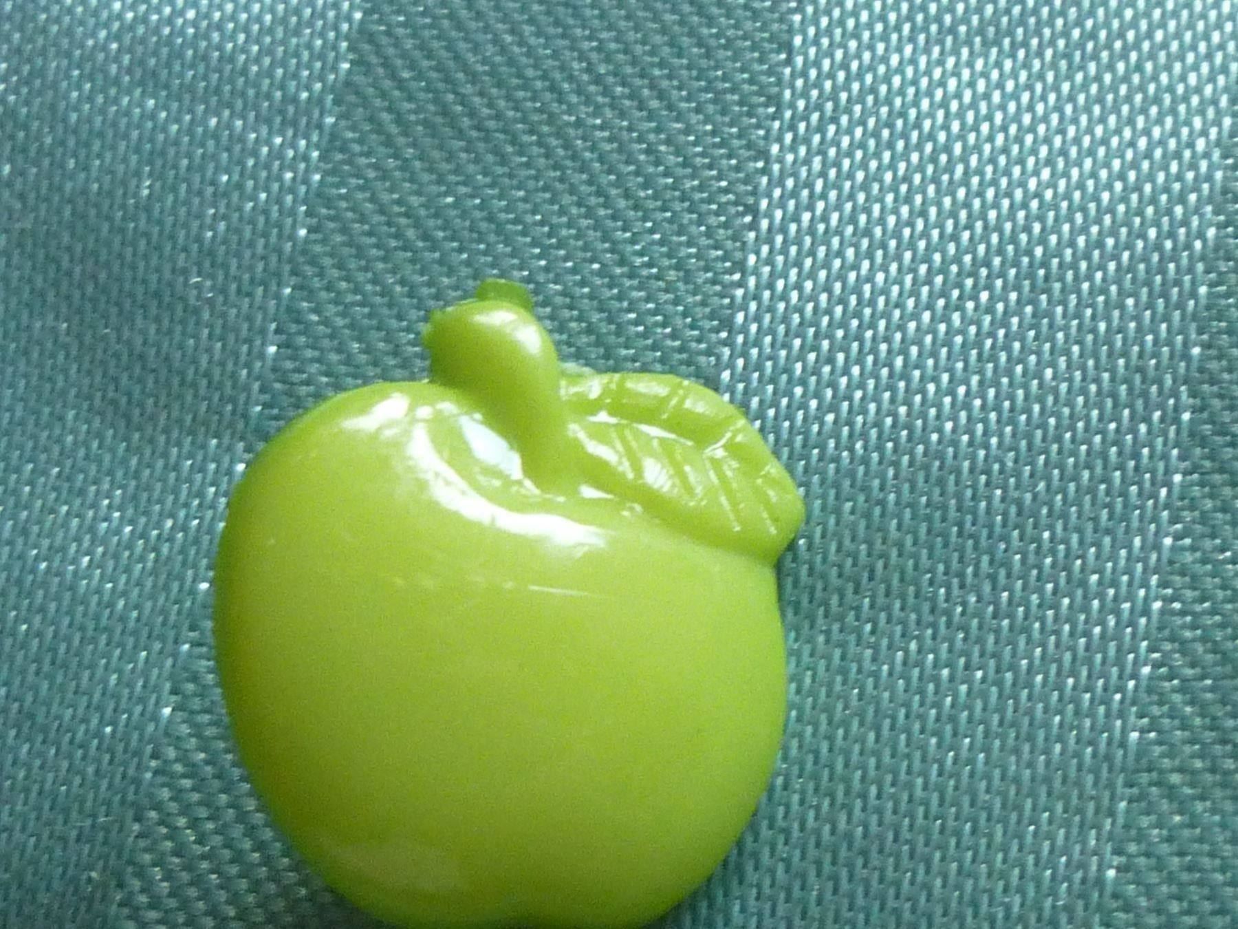 Knöpfe: 40 Knöpfe Granny Smith Acryl 16 mm – Neu (gemäss Beschreibung) aus Hinwil von Glasperlen 2