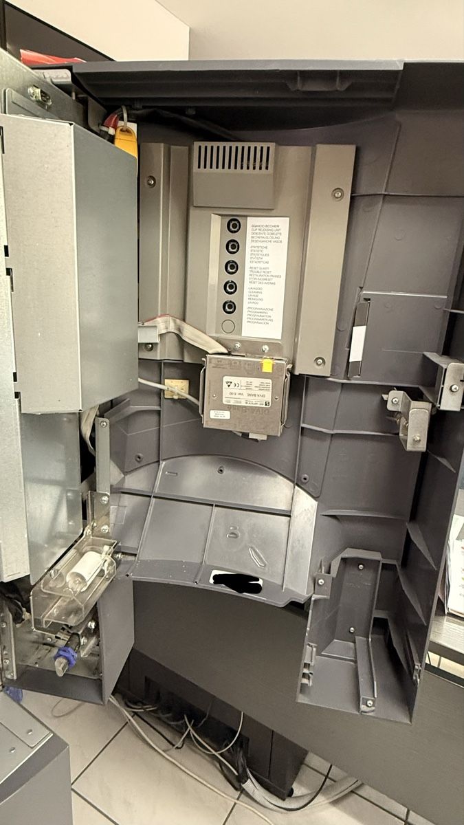 Selecta Macchine per caffè & Macchine per espresso: Selecta Bohnenkaffeeautomat Bari – Usato da Ennetbaden venduto da Ansano 2