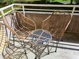 Terrassenmöbel - 1 Tisch mit Glasplatte und 2 Stühle