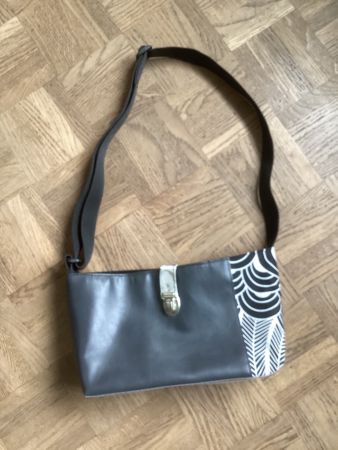 Graue Handtasche mit Muster - Top Zustand, neuwertig