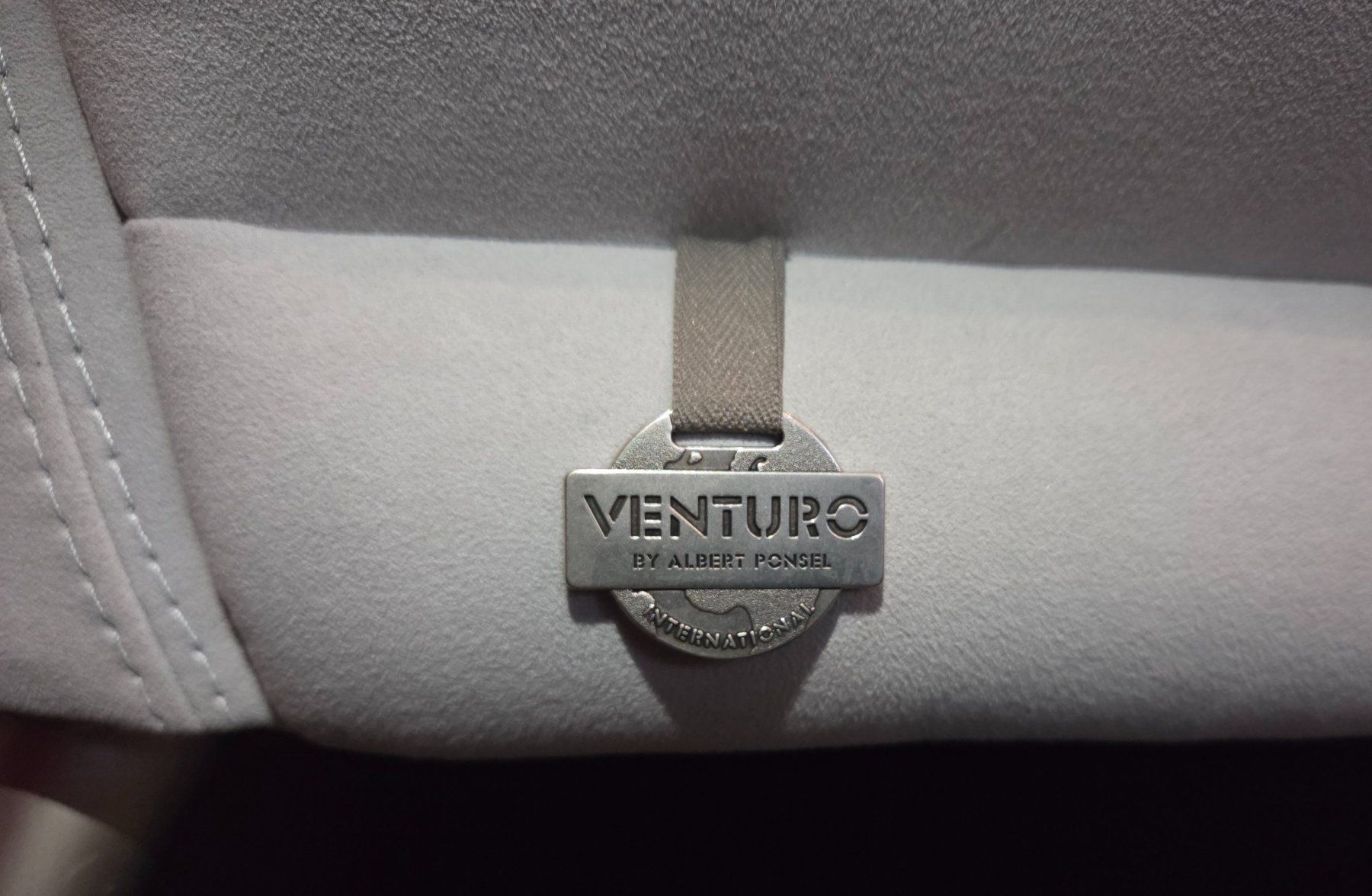 Divani: Sofa VENTURO By Albert Ponsel. Mit hellgrauem Stoffüberzug. – Usato da Jaberg venduto da Pasta03 1