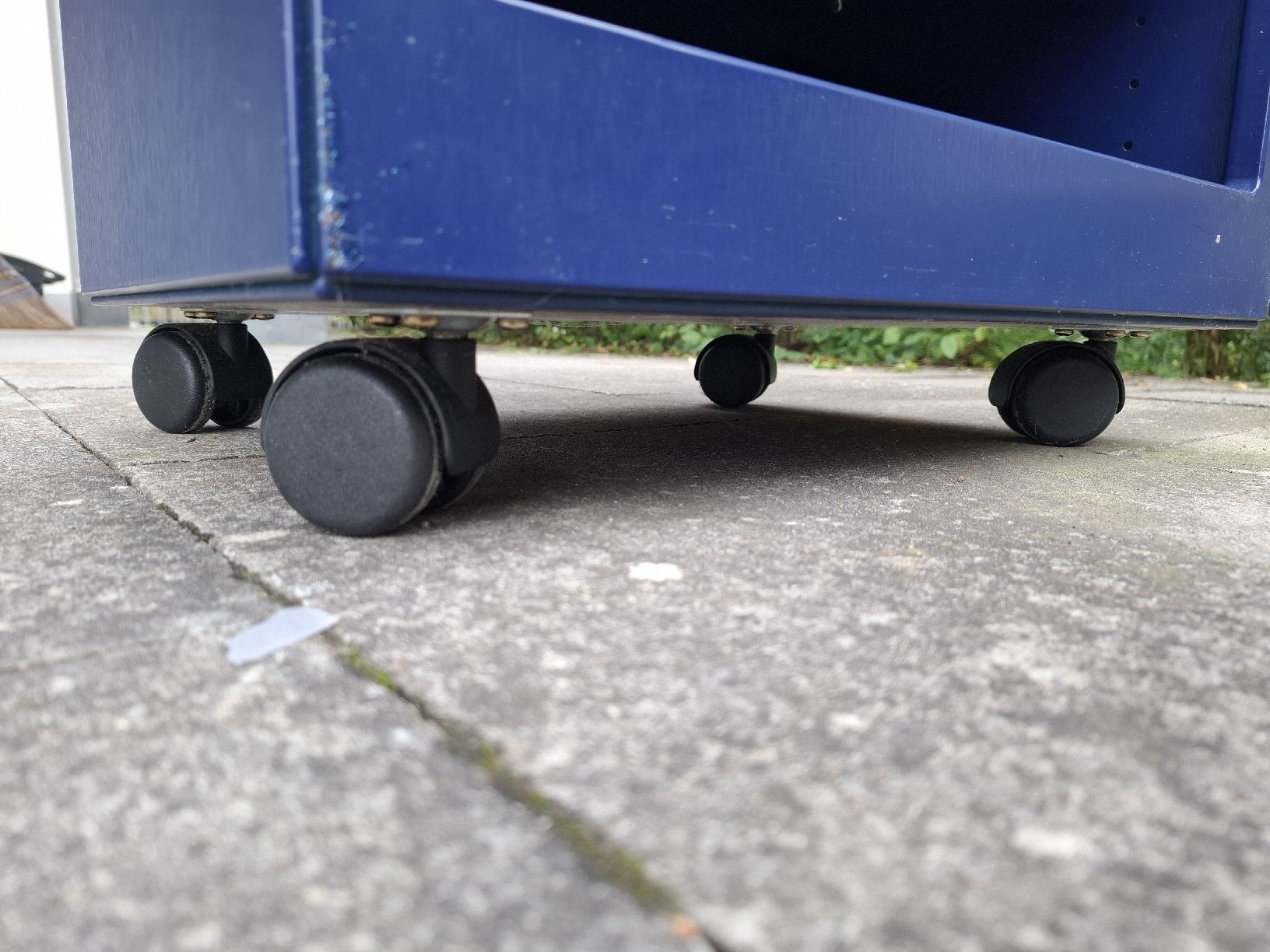 Regale: Regal blau mit Ablagefach auf Rollen – Gebraucht aus Horw von Supervannie 3