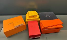Leere Luxus-Geschenkboxen von verschiedenen Brands