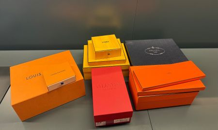 Leere Luxus-Geschenkboxen von verschiedenen Brands