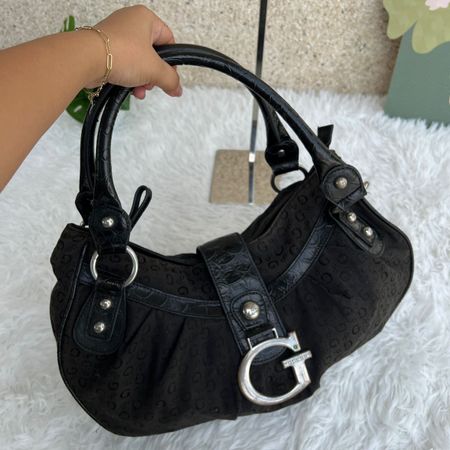 Handtasche GUESS schwarz Canvas Logo Muster guter Zustand