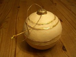 sehr schöne Christbaumkugel aus Keramik