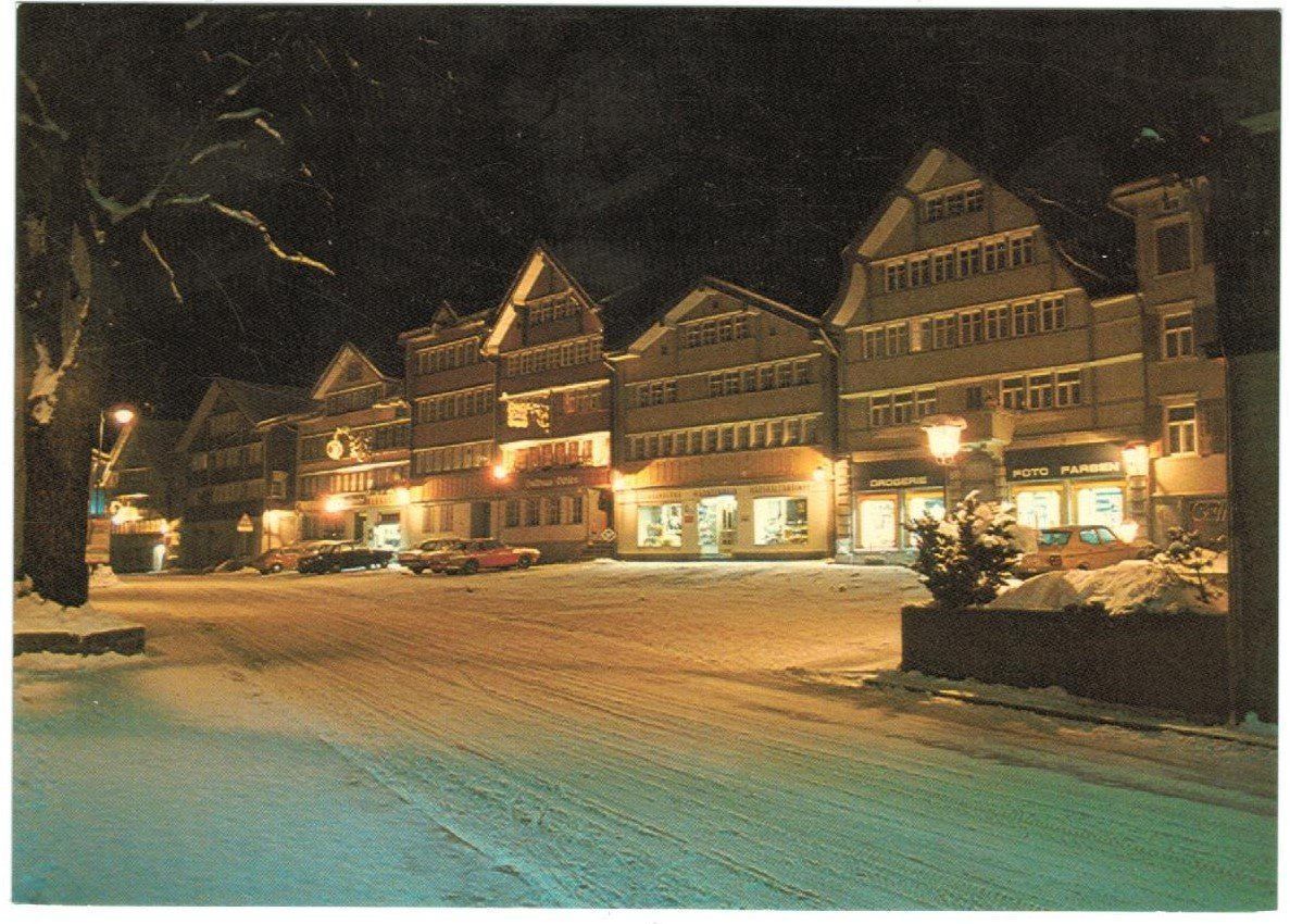 Cartoline postali: AK Urnäsch Dorfplatz – Usato da Zürich venduto da Tolima194