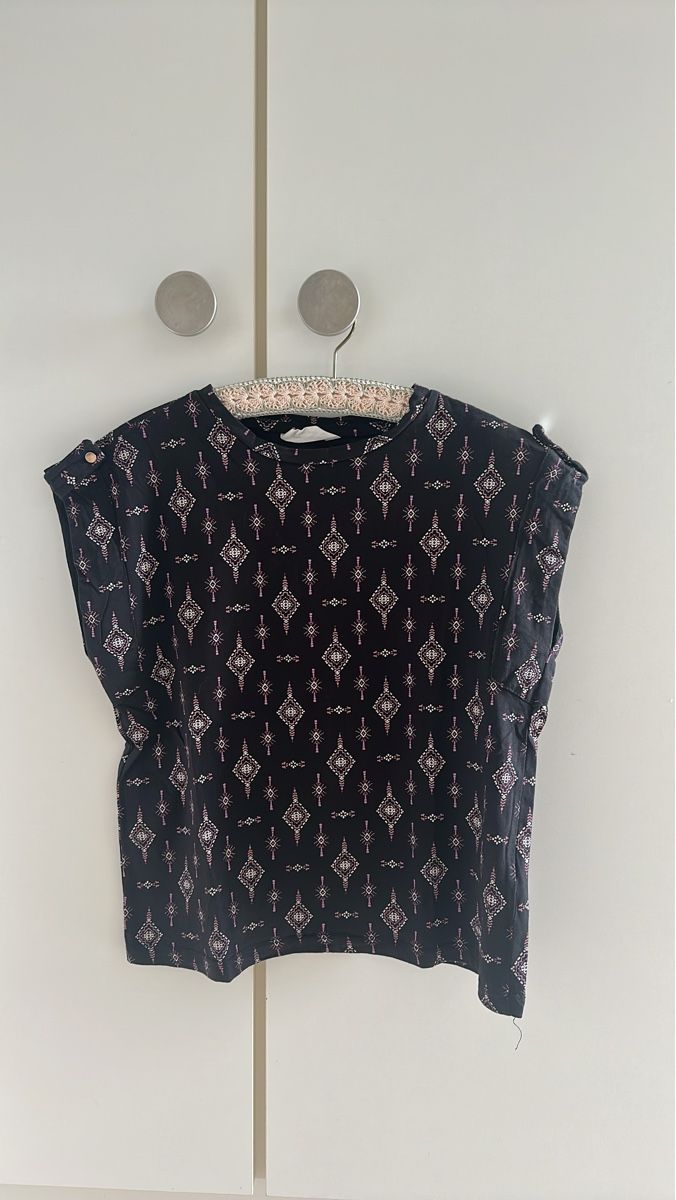 T-shirt: Neue Schwarzes Oberteil mit Ethno-Muster Gr. M – Nuovo (secondo la descrizione) da Langnau aA venduto da Camelia14