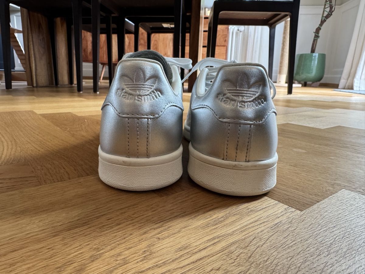 Adidas Scarpe da donna: Adidas Stan Smith, silber, Gr. 40 2/3 – Nuovo (secondo la descrizione) da Küsnacht ZH venduto da WanderingWildflower 3