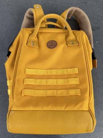 Sac à dos Cabaia jaune, bretelle abîmée