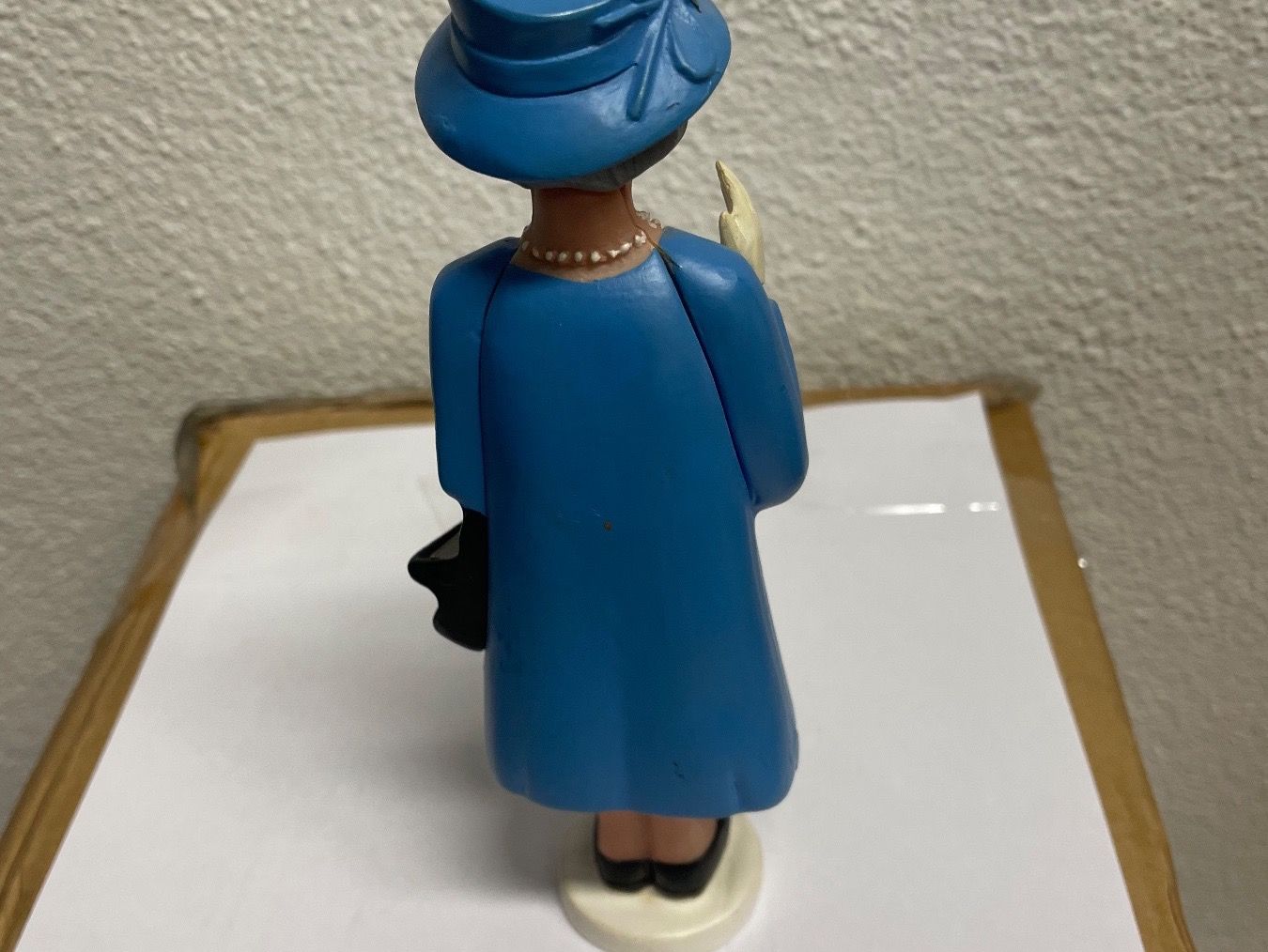 Statuette: Queen Elisabeth – Usato da Morbio Inferiore venduto da Ecod 1