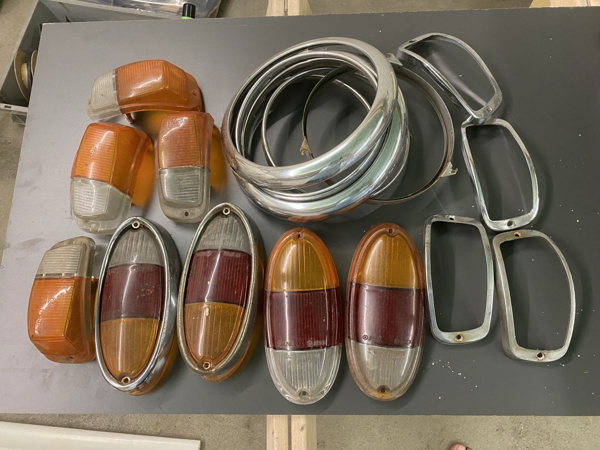 Volvo Tutti pezzi di ricambio auto: Volvo Amazon Rücklichter und Scheinwerferringe – Usato da Dittingen venduto da Forfour1