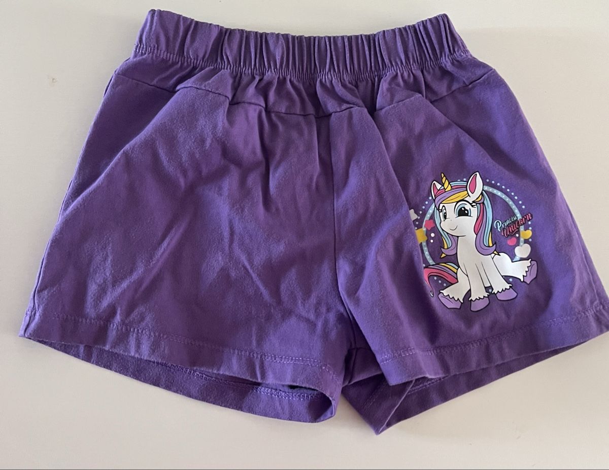 Hosen: Violette Pony Shorts, Gr. 110/116 – Gebraucht aus Zürich von jmg_8005