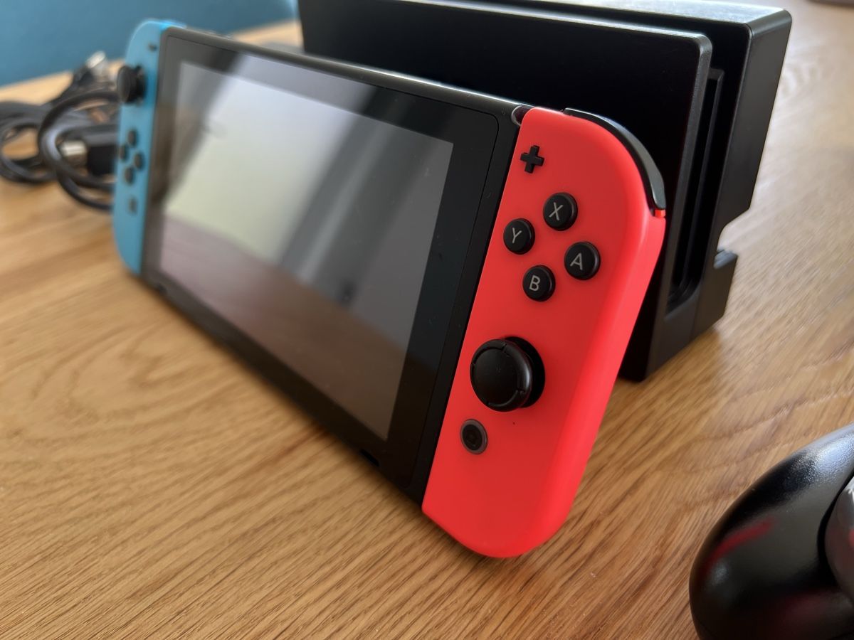 Nintendo Consoles: Nintendo Switch Set inkl. Pro Controller, 4 Joy-Con & 256 GB – D'occasion à Frenkendorf par astar09 2