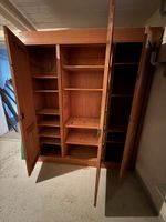 Massiver Holzschrank – 3-türig – 170.5 × 52 × 200 cm  