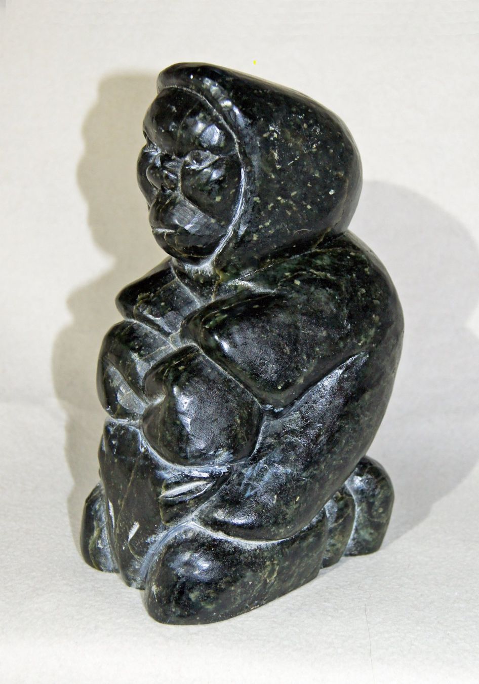 Statuette: Kniende, eingemummte Eskimo-/Inuitfrau - Naturstein – Usato da Geroldswil venduto da ARTEFACTO 3