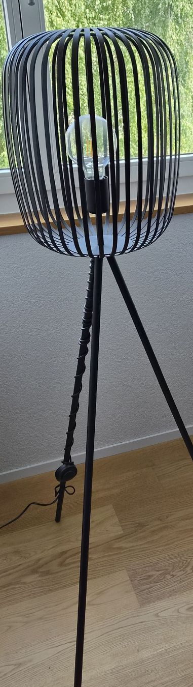 Lampade: Stehlampe schwarz Metall modern – Usato da Gerzensee venduto da Omeisel