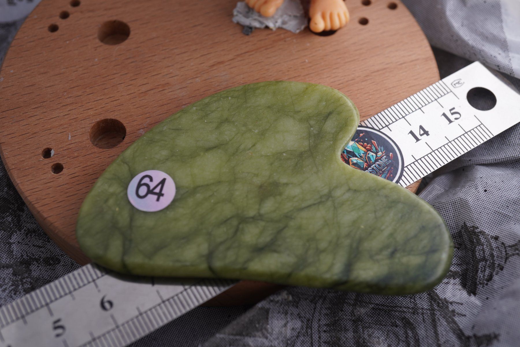 Mineralien & Heilsteine: Gua Sha Massage-Stein  Nephrit Jade   ab 1.- – Neu und originalverpackt aus Eschenbach SG von topstone