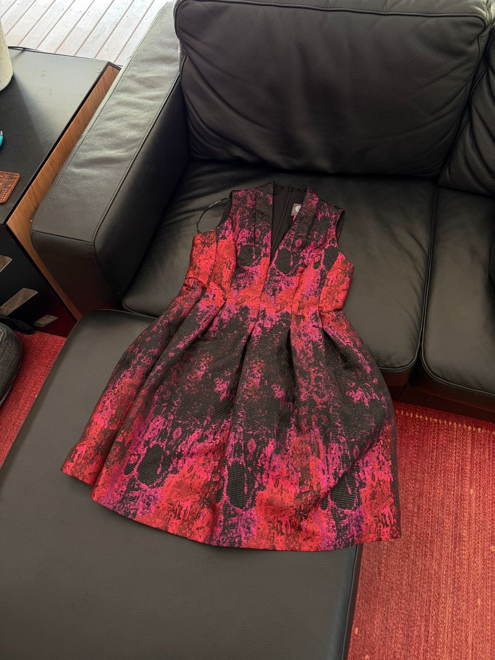 Kleider: Vince Camuto Kleid Rot & Schwarz – Gebraucht aus Kreuzlingen von phi_y7kv