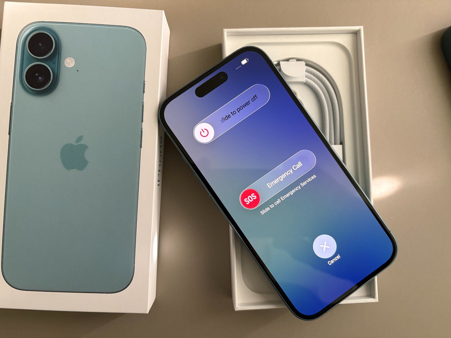 Apple Portables: iPhone 16 – D'occasion à Reinach BL par Lightroom 2