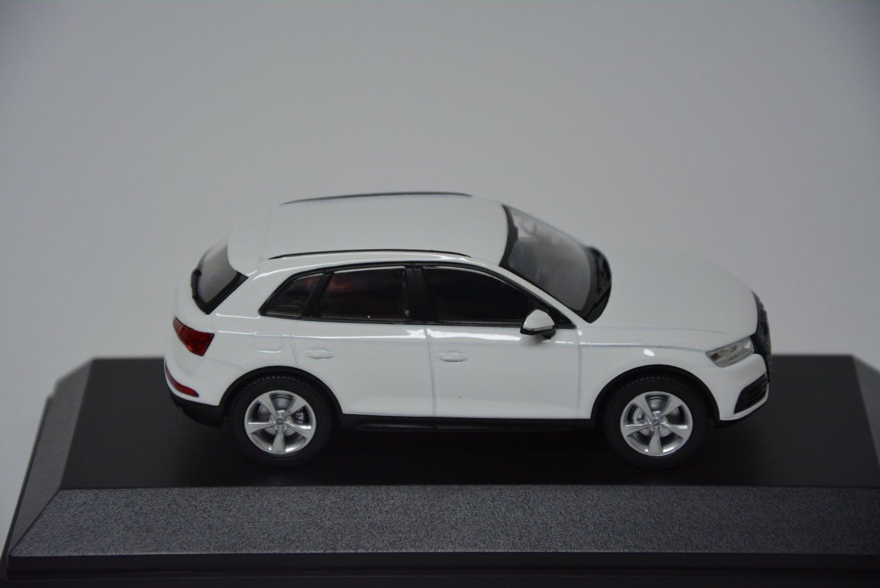 Audi Modellautos: Audi Q5  2016 , Ibisweiss , 1:43 – Neu und originalverpackt aus Goldach von Feivel9 5