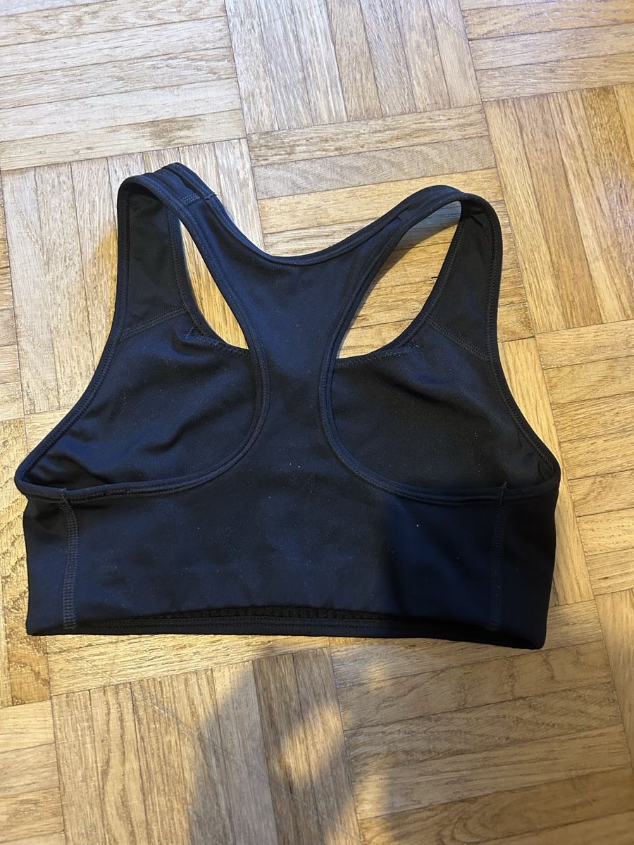 Nike Tops: Sports Bra Nike  – D'occasion à Zürich par chi_7k5b 1