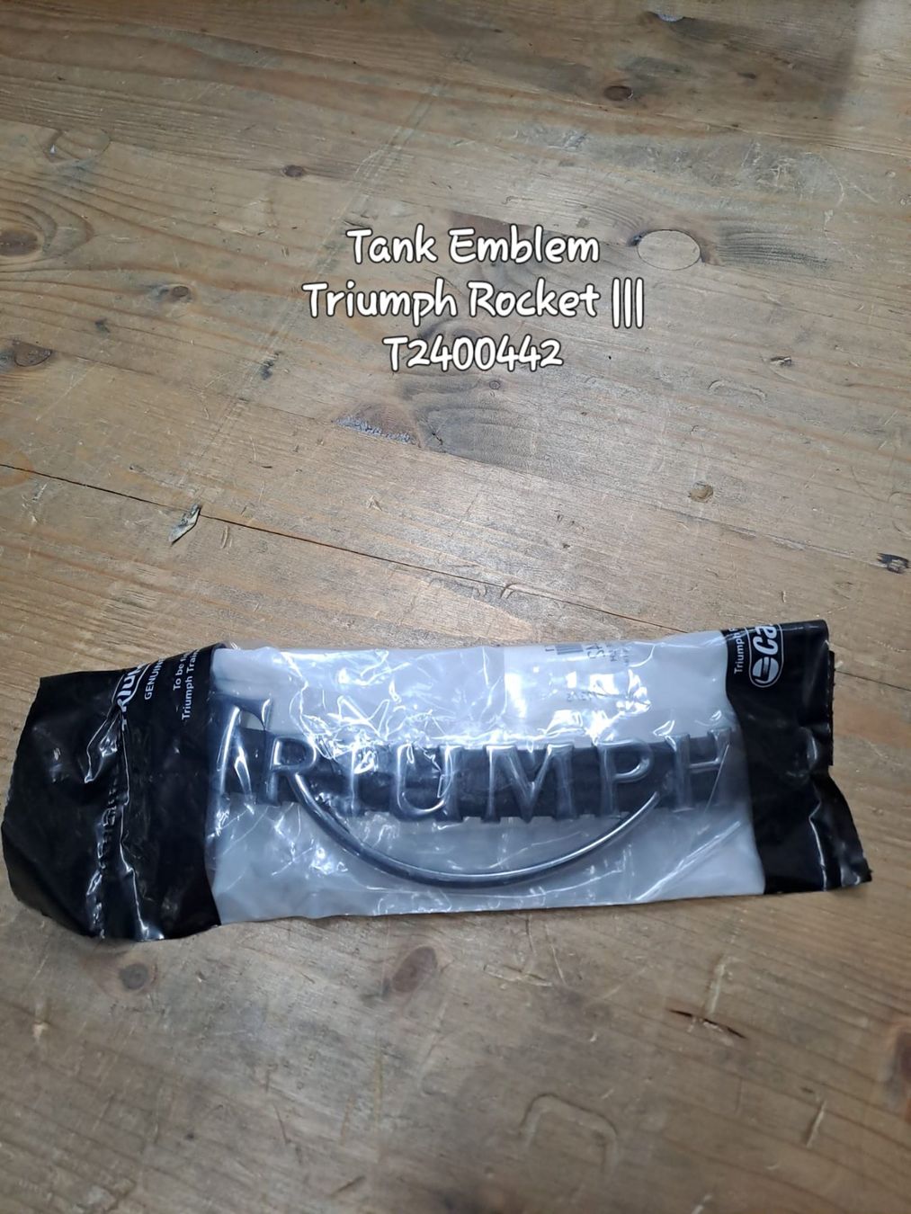 Triumph Tutti i ricambio per moto: Triumph Rocket Tank Emblem T2400442 – Nuovo (secondo la descrizione) da Alpnach Dorf venduto da HD-Girl