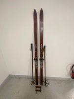 Ski (A 22), alte Holzski mit Stöcken