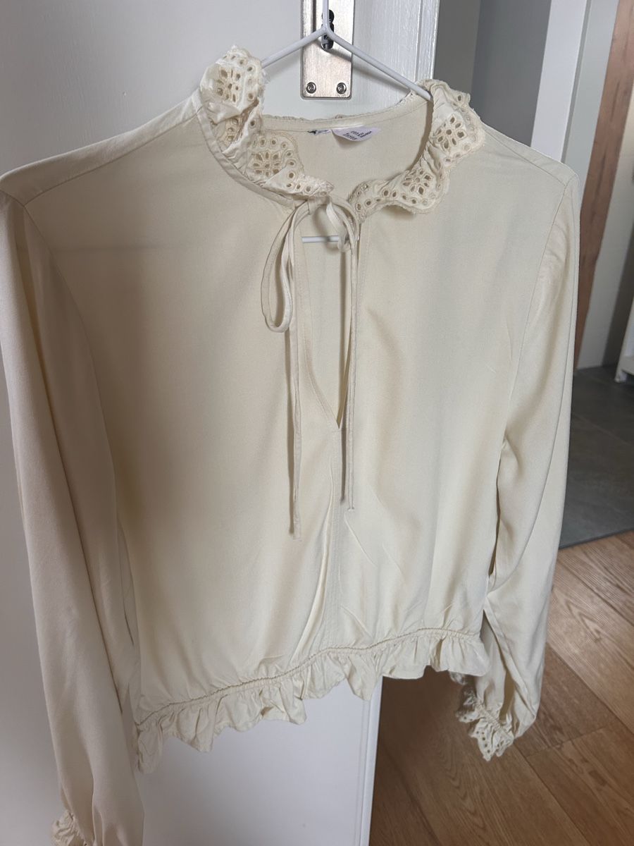 H&M Blusen: Bluse langarm Creme mit Rüschen und Spitze Grösse S – Gebraucht aus Frauenfeld von Pafe66 3