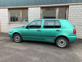 VW Golf türkis mit Schiebedach