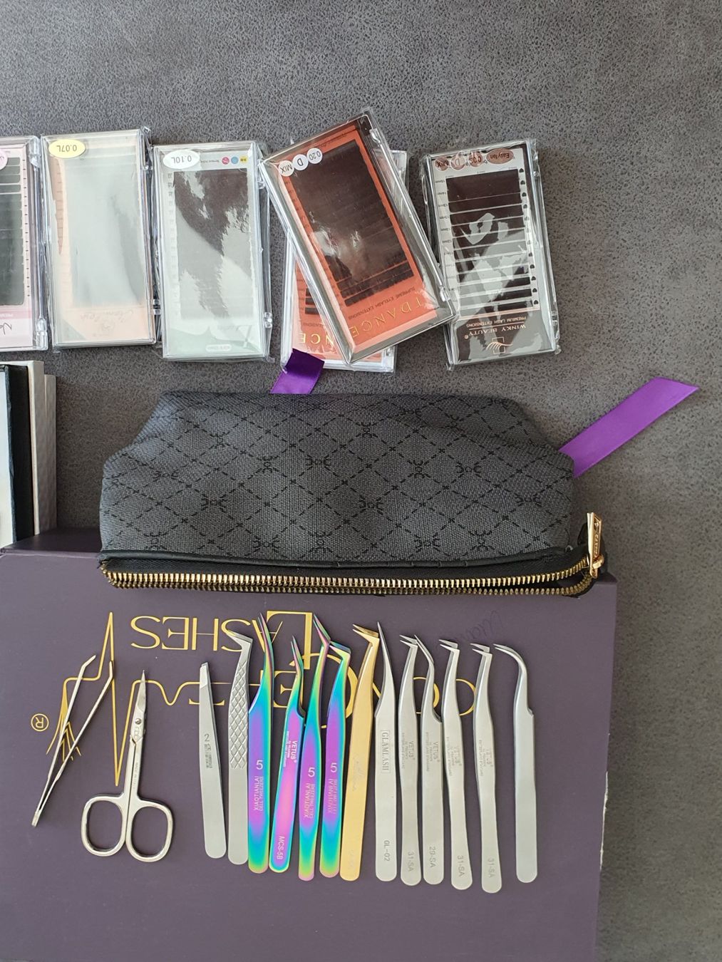 Kosmetik-& Massageliegen: Lot professionnel extensions de cils  nombreuses marques. – Gebraucht aus St-Maurice von Giusy.74 1