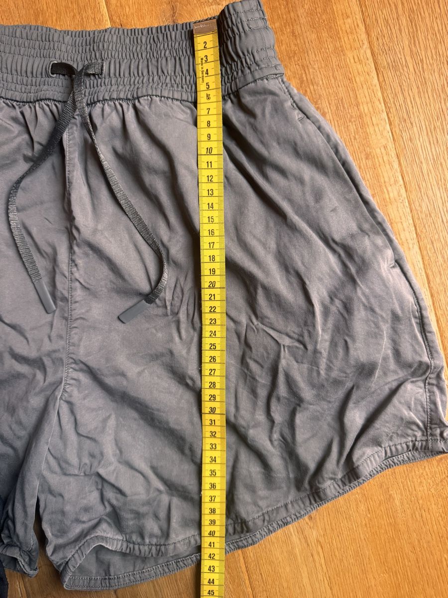 Lululemon Hosen: Lululemon leichte Shorts olive – Gebraucht aus Klosters von jewelsy 3