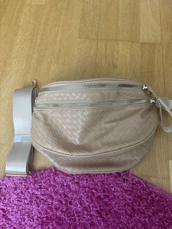 Tasche beige mit Reissverschluss und Schultergurt