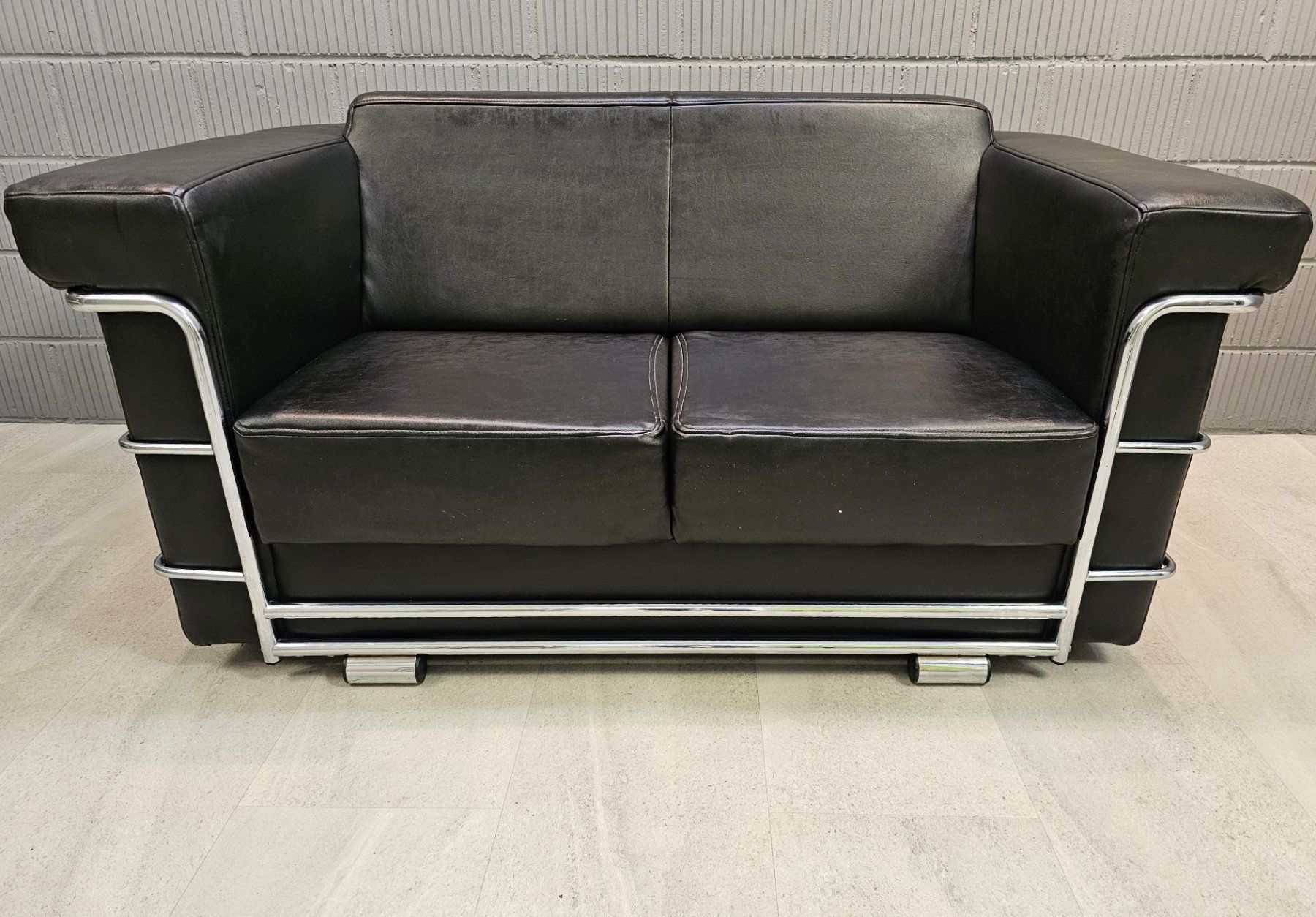 Sofas: Le Corbusier Replika Sofa Bauhaus Couch Schwarz Chrom – Gebraucht aus Nottwil von  3