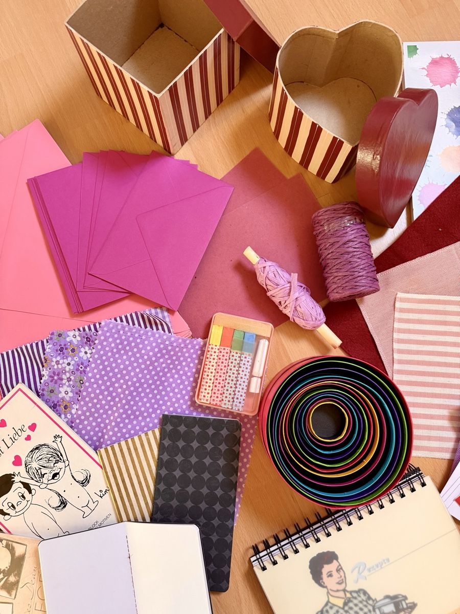 Kit bricolage: Bastelmaterial/Papeterie Set – Usato da Fribourg venduto da Fmia 2
