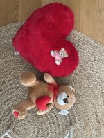 Plüschtier Set: Bär mit Herz & rotes Kissen, neuwertig!