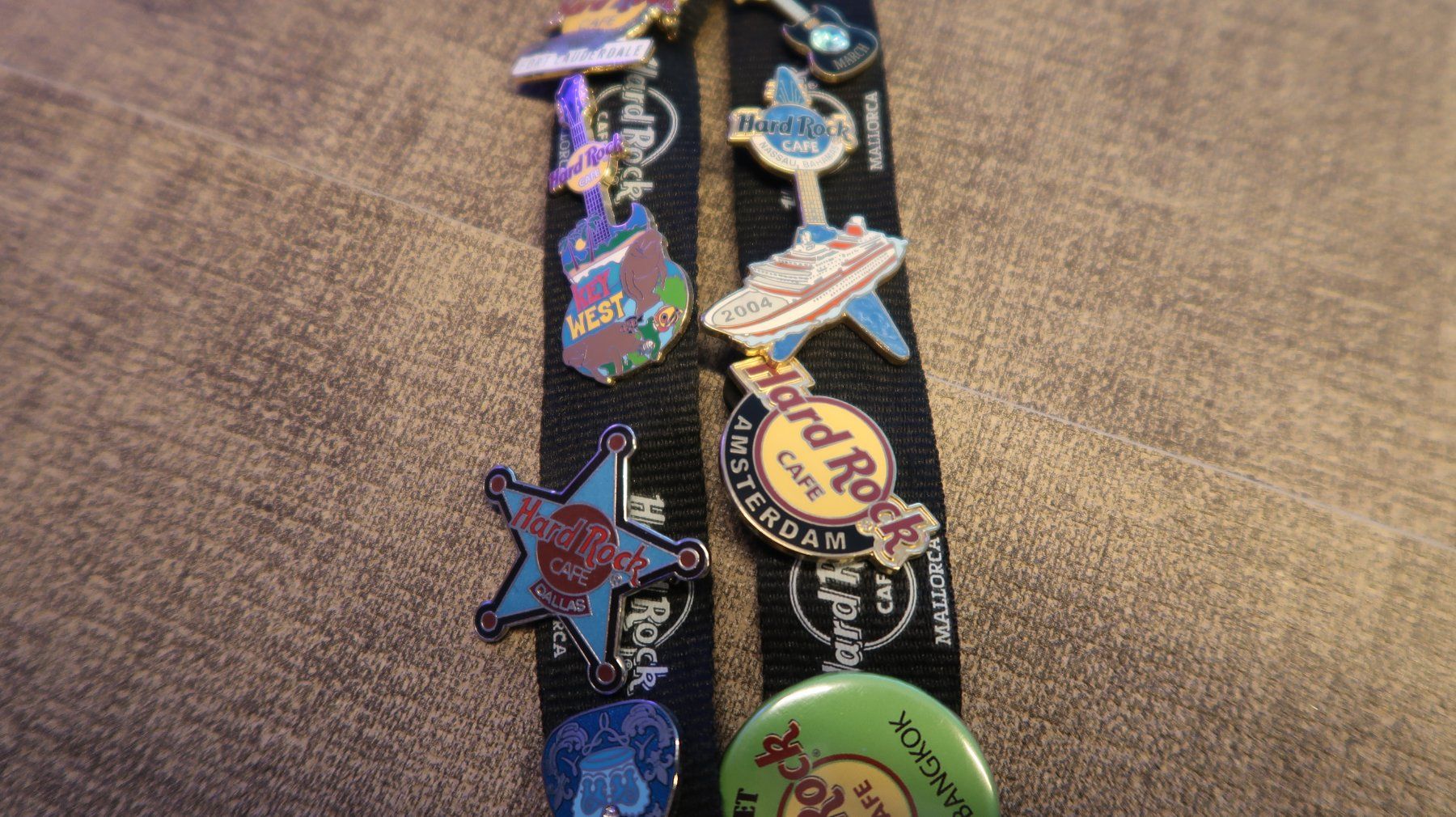 Altri gioielli: 13 Hard Rock Cafe Pins mit Laynard – Usato da Winterthur venduto da Rwa 2