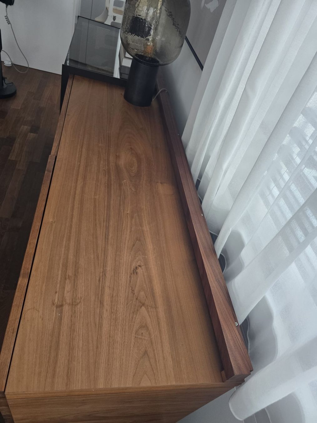 Kommoden: Kommode Nussbaum mit Glasfront Massivholz  – Gebraucht aus Dietikon von b.pierre 2