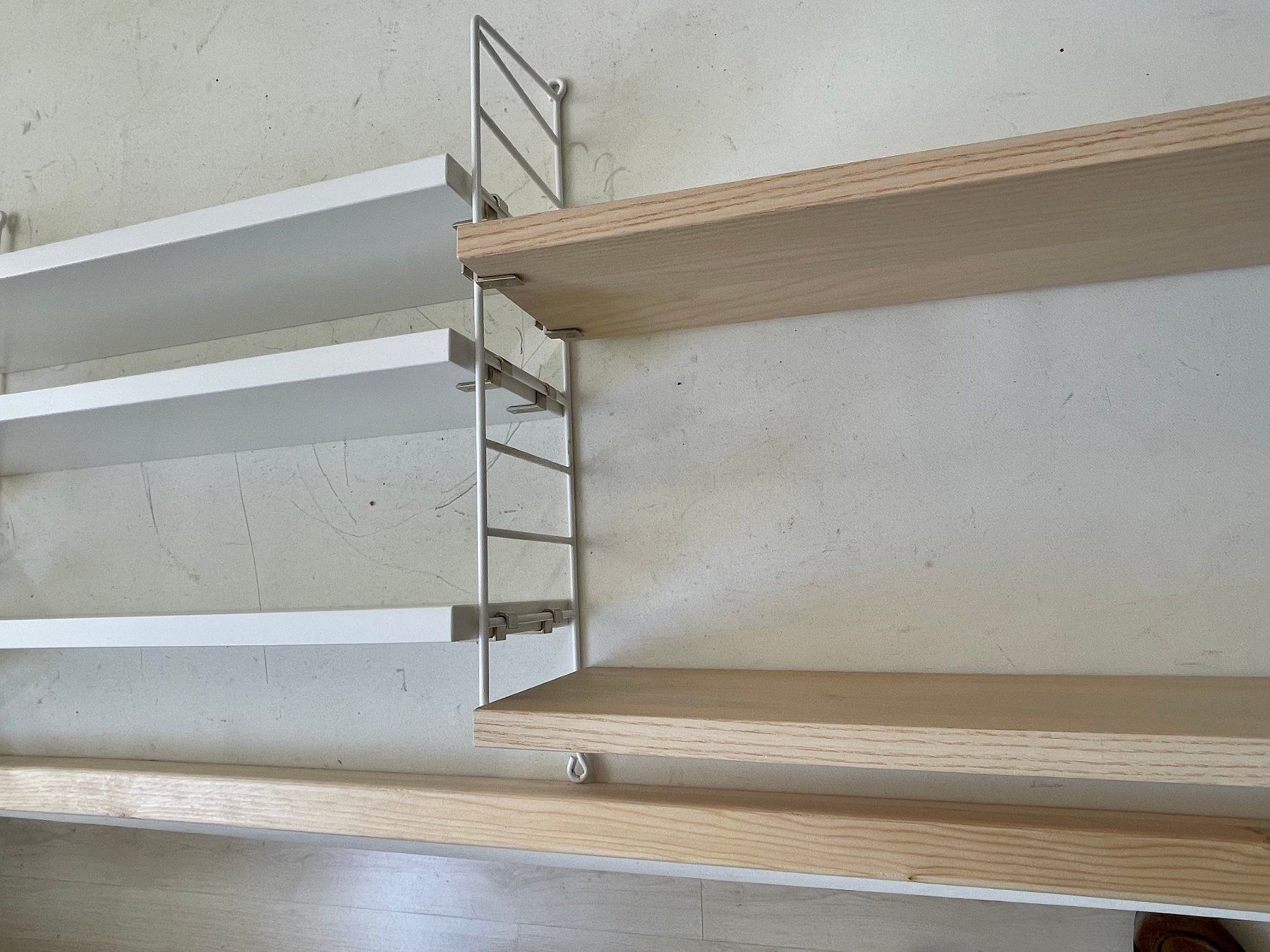 Regale: STRING Wandregal mit 8 Tablaren, weiss und helles Holz – Gebraucht aus Uhwiesen von malerbis 3