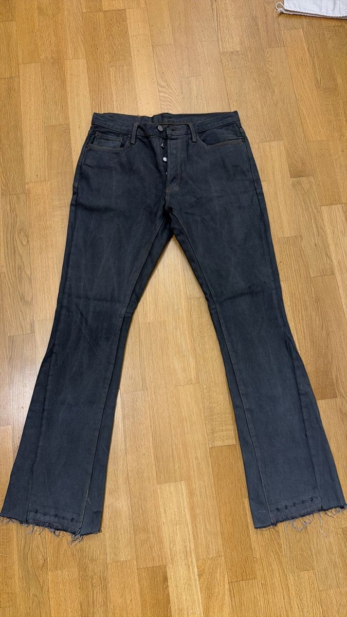 MNML Jeans: mnml dunkelgraue flared Jeans – Usato da Basel venduto da nicolasschneeberger