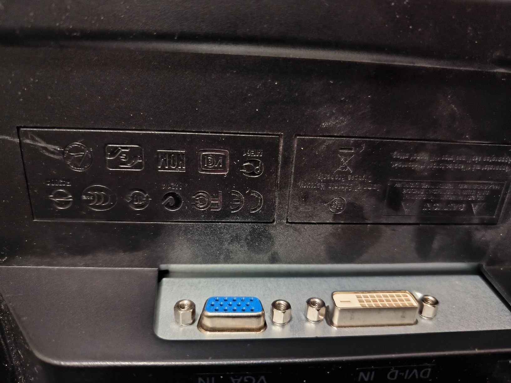 Monitore: *** 2 Bildschirme mit Tischhalterung *** – Gebraucht aus Othmarsingen von Othm13 2