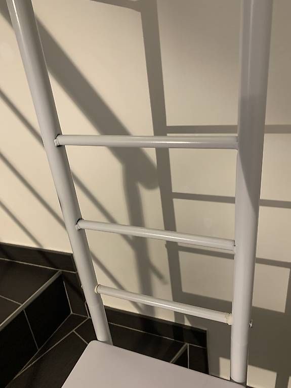 Tutte le decorazioni: Neuwertiger Herrendiener mit Stuhl – Usato da Bättwil venduto da ulr_gtc9 4