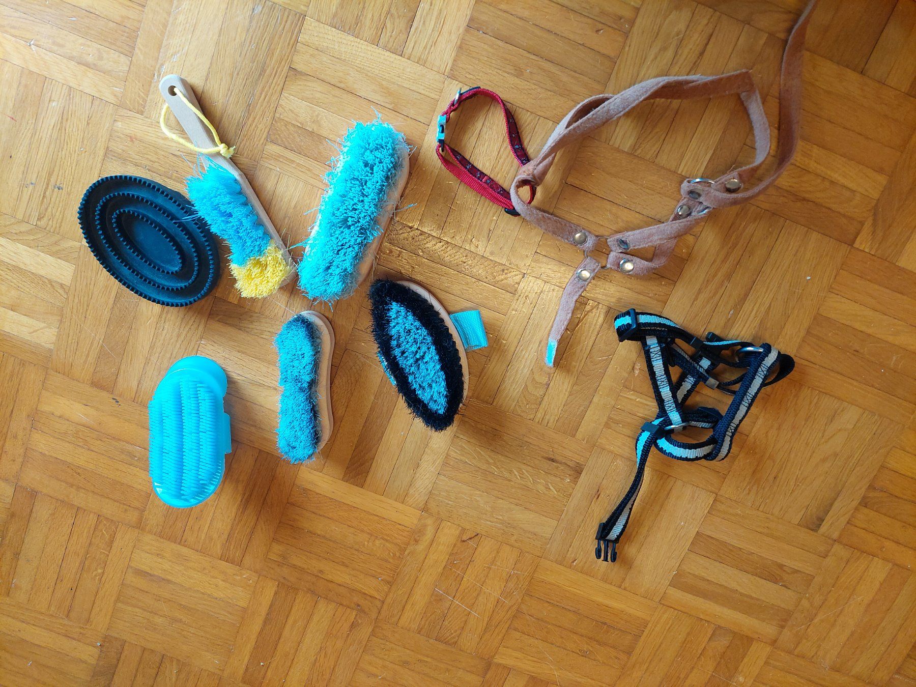 Jouets: Plüschpferd schwarz mit Sattel. Mit Pflegeset – D'occasion à Oberrieden par Naklesu71 3